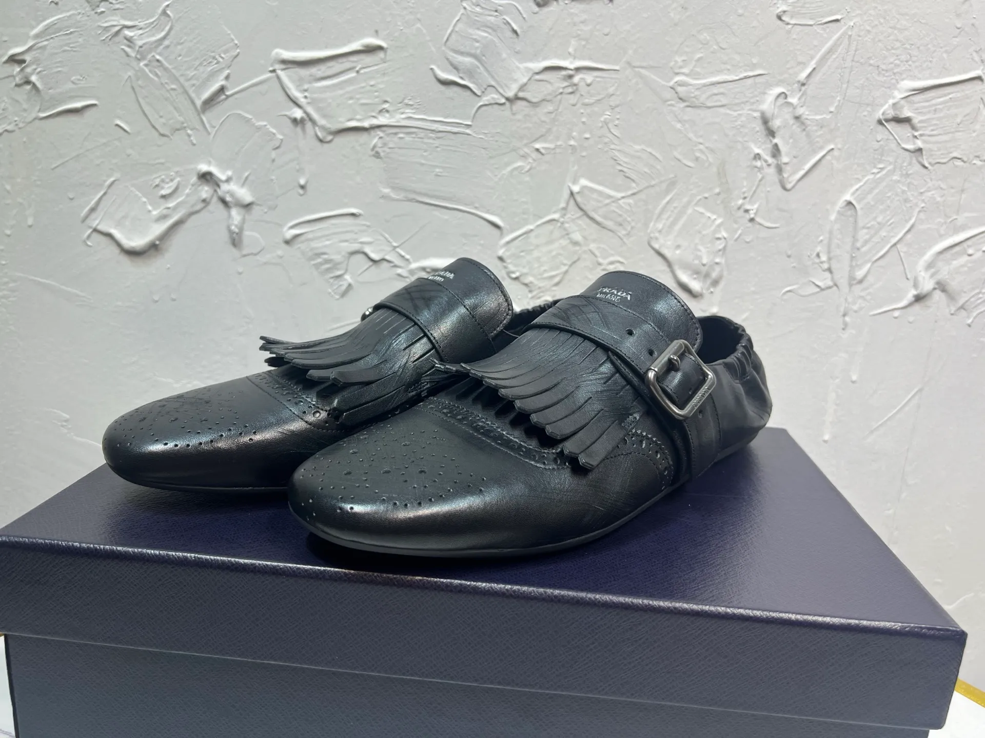 P800 prada derby2025 spring and autumn latest Prada slip-on retro men's leather shoes, Shuffle tassel strap Monk shoes, original one-to-one development, outsole one-to-one molding, upper cowhide, lining and foot cowhide, rubber sole, original packaging black and brown 2 colors, code number: 39-46